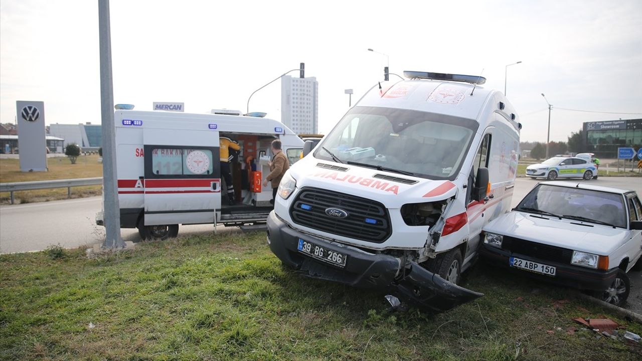 Edirne'de Ambulans ve Otomobil Çarpıştı: 2 Yaralı