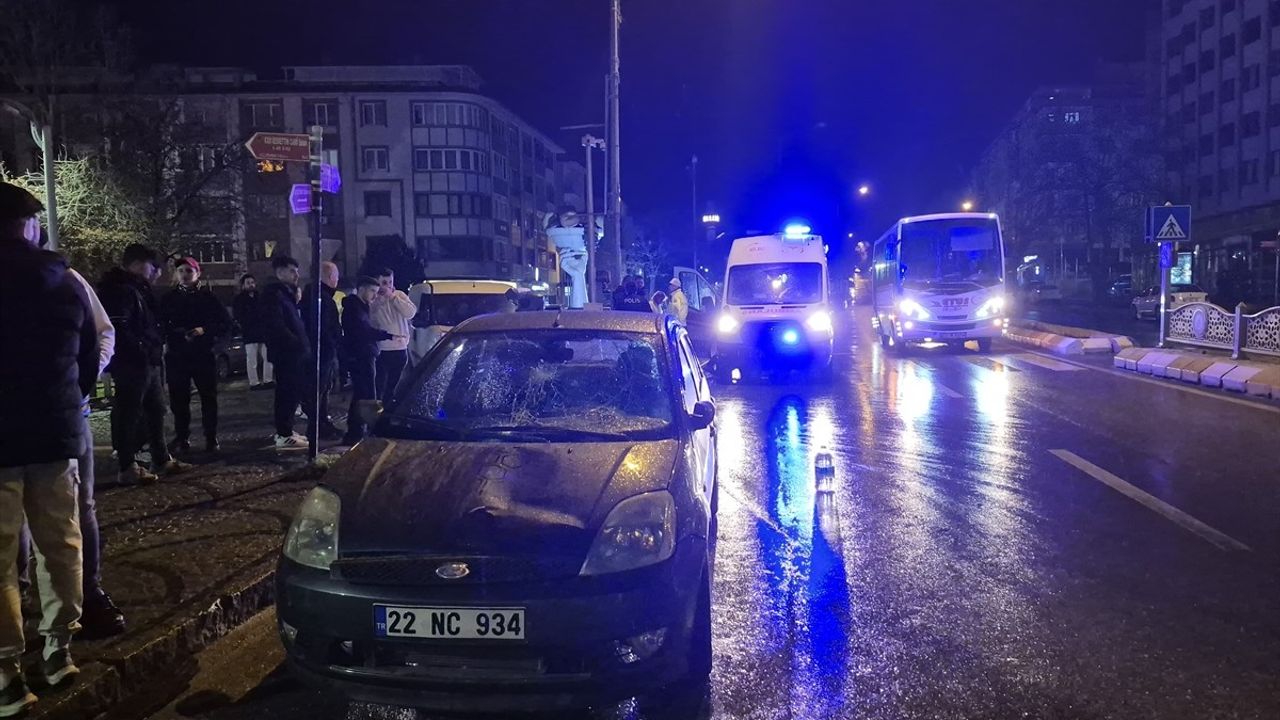 Edirne'de Yaya Geçidinde Otomobil Kazası
