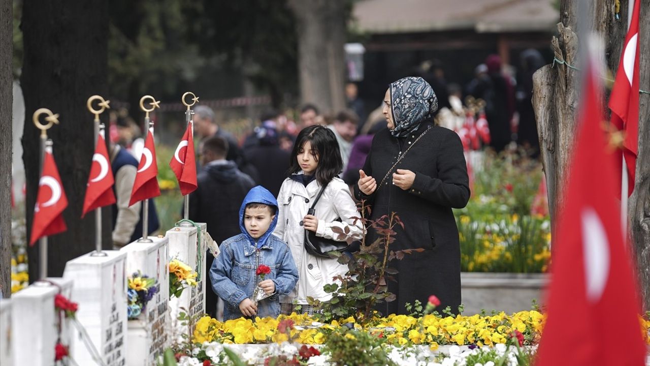 Edirnekapı Şehitliği'nde Ramazan Bayramı Yoğunluğu