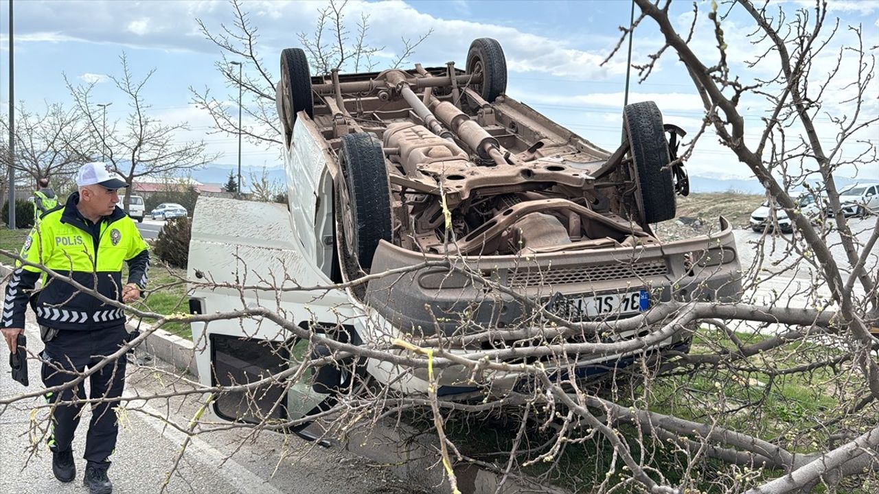 Elazığ'da Hafif Ticari Araç Devrildi, Sürücü Yaralandı