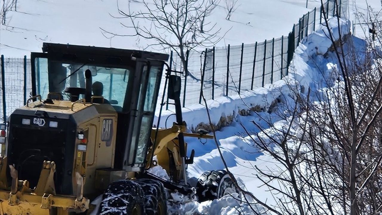 Elazığ'da Karla Mücadele: 26 Köy Yolu Ulaşıma Açıldı