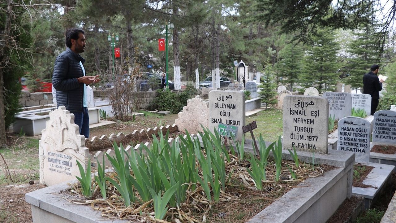 Elazığ'da Mezarlık Ziyaretleri Bayram Öncesi Artış Göstermekte