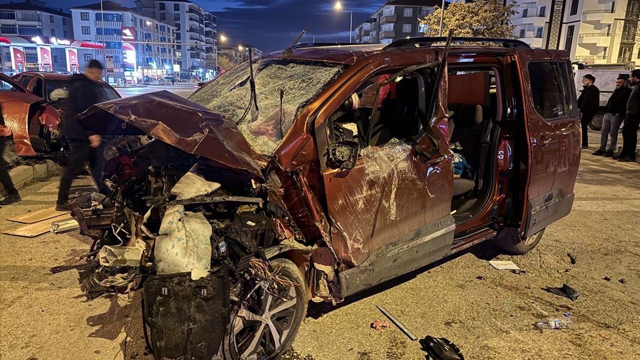 Elazığ'da Trafik Kazası: 5 Yaralı