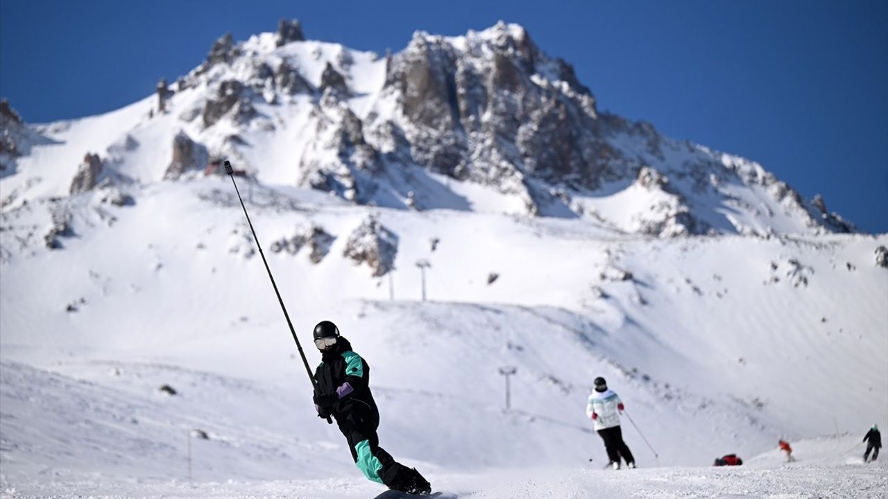 Erciyes Dağı'nda Kayakseverlerin Buluşması