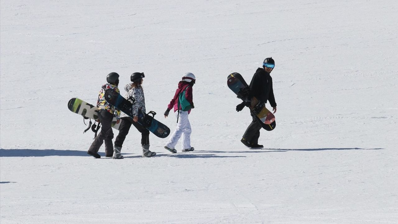 Erciyes Kayak Merkezi'nde Güneşli Kayak Keyfi