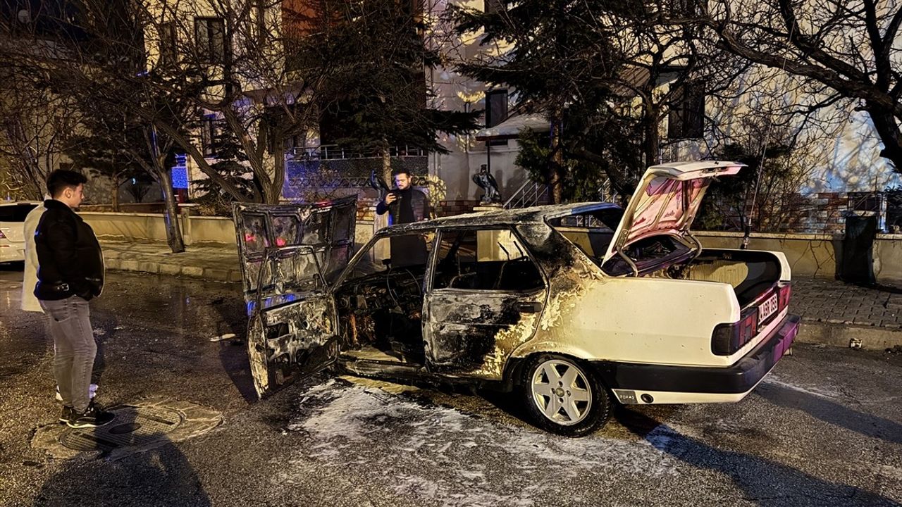 Erzincan'da Otomobil Yangını: Araç Alev Alev Yandı