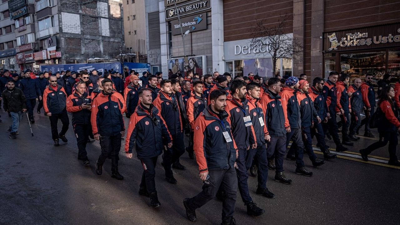 Erzurum'da AFAD Kış Tatbikatı İçin Kortej Yürüyüşü Düzenlendi