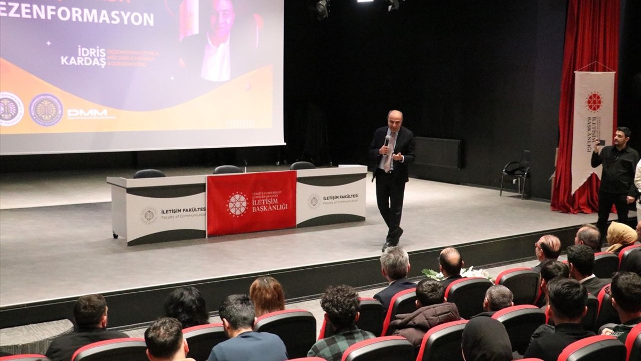 Erzurum'da 'Bilişim Çağında Dezenformasyon' Konferansı Düzenlendi