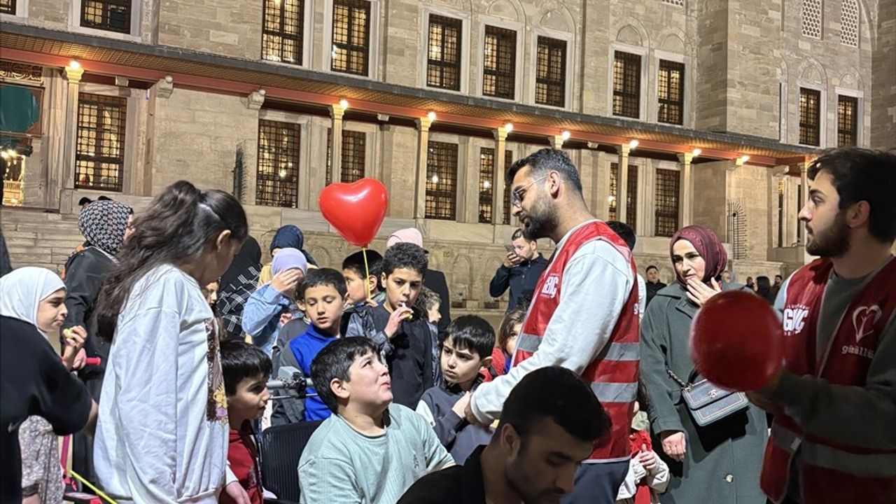 Fatih Camii'nde Çocuklar İçin Neşeli Ramazan Şöleni