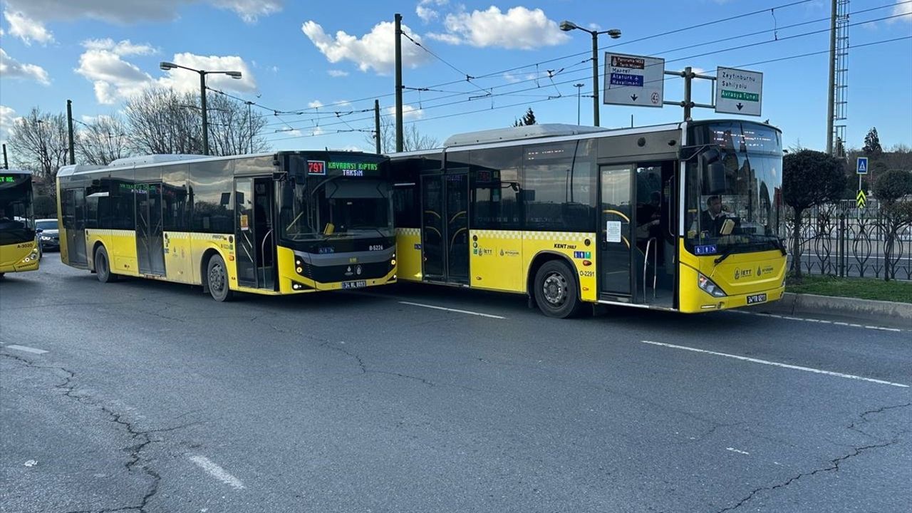 Fatih'te İETT Otobüsleri Çarpıştı: Trafik Aksadı