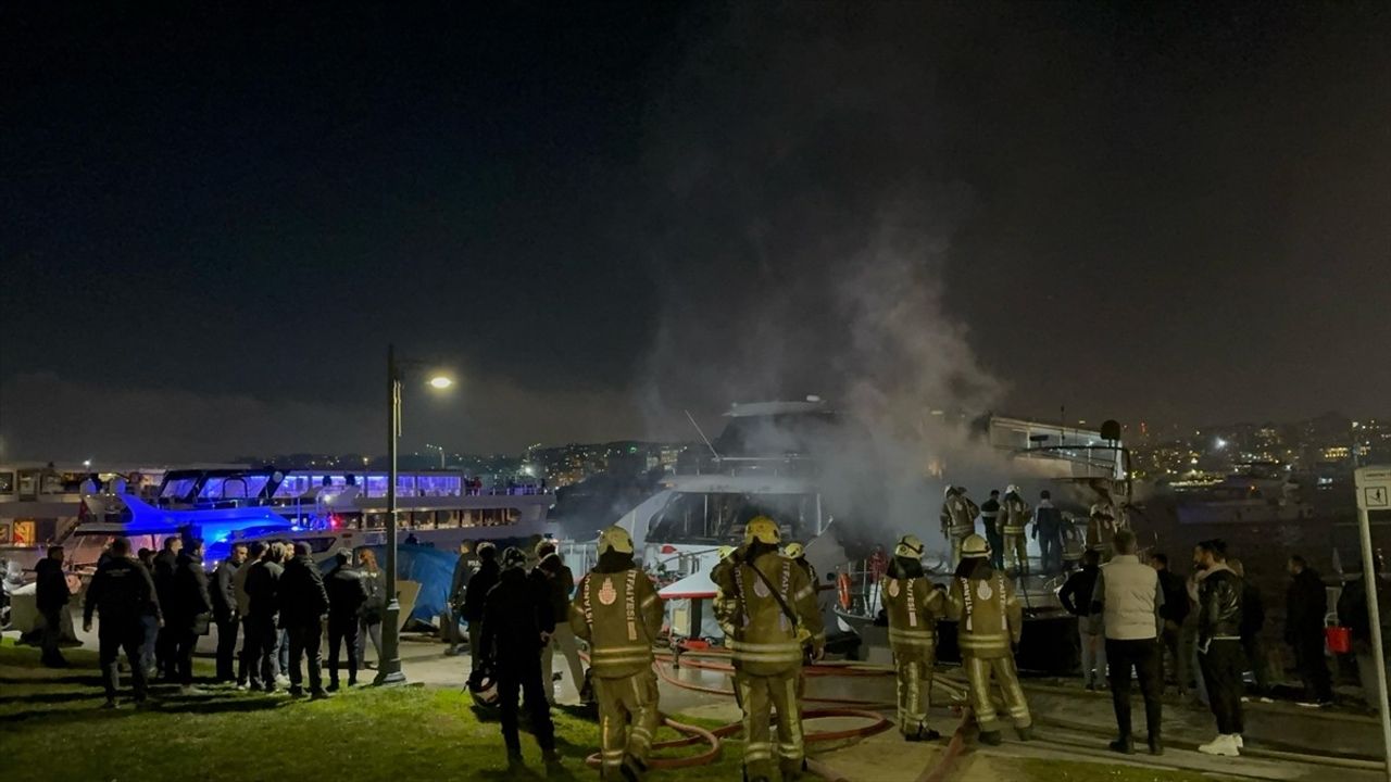 Fatih'te Tekne Yangını Kontrol Altına Alındı