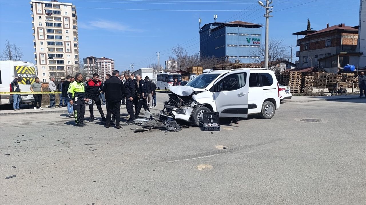 Fatsa'da Öğrenci Servisi ile Hafif Ticari Araç Çarpıştı