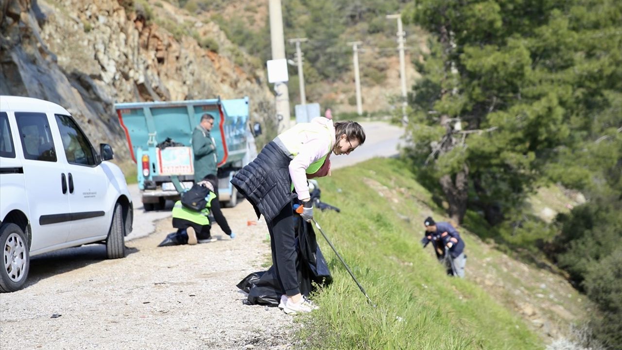 Fethiye'de Gönüllü Temizlik Etkinliği Düzenlendi