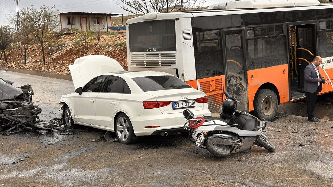Gaziantep'te 4 Araçla Meydana Gelen Kaza: 12 Yaralı
