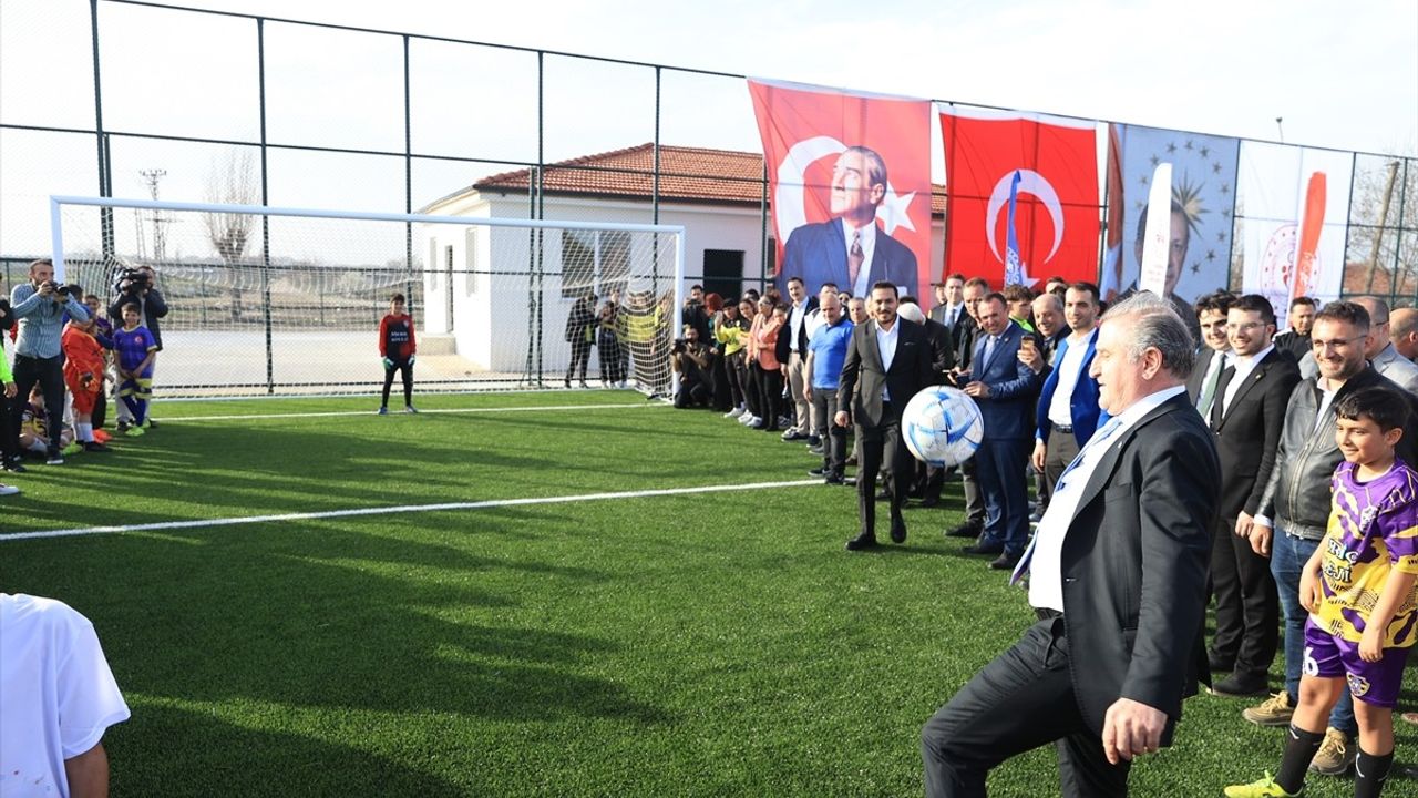 Gençlik ve Spor Bakanı Osman Aşkın Bak'dan Gençlere Davet