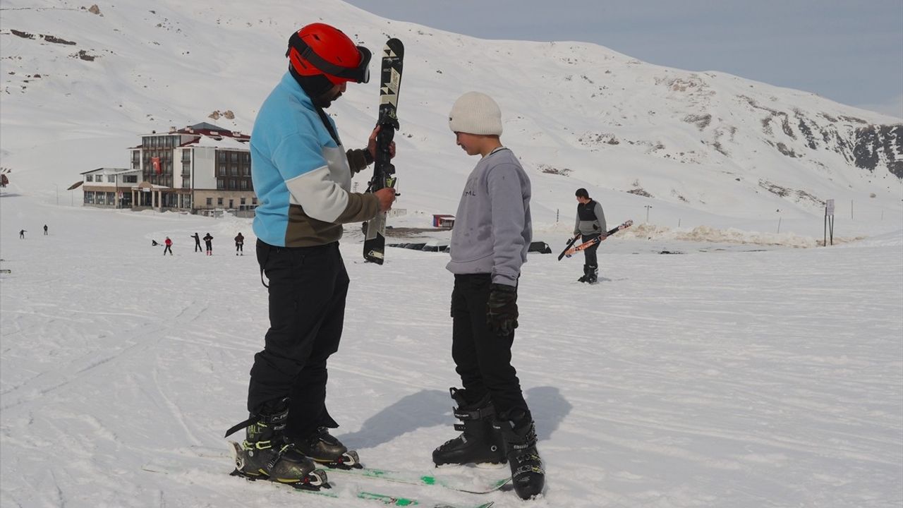 Hakkari'de Çocuklar Kayakla Sağlıklı Geleceğe Adım Atıyor