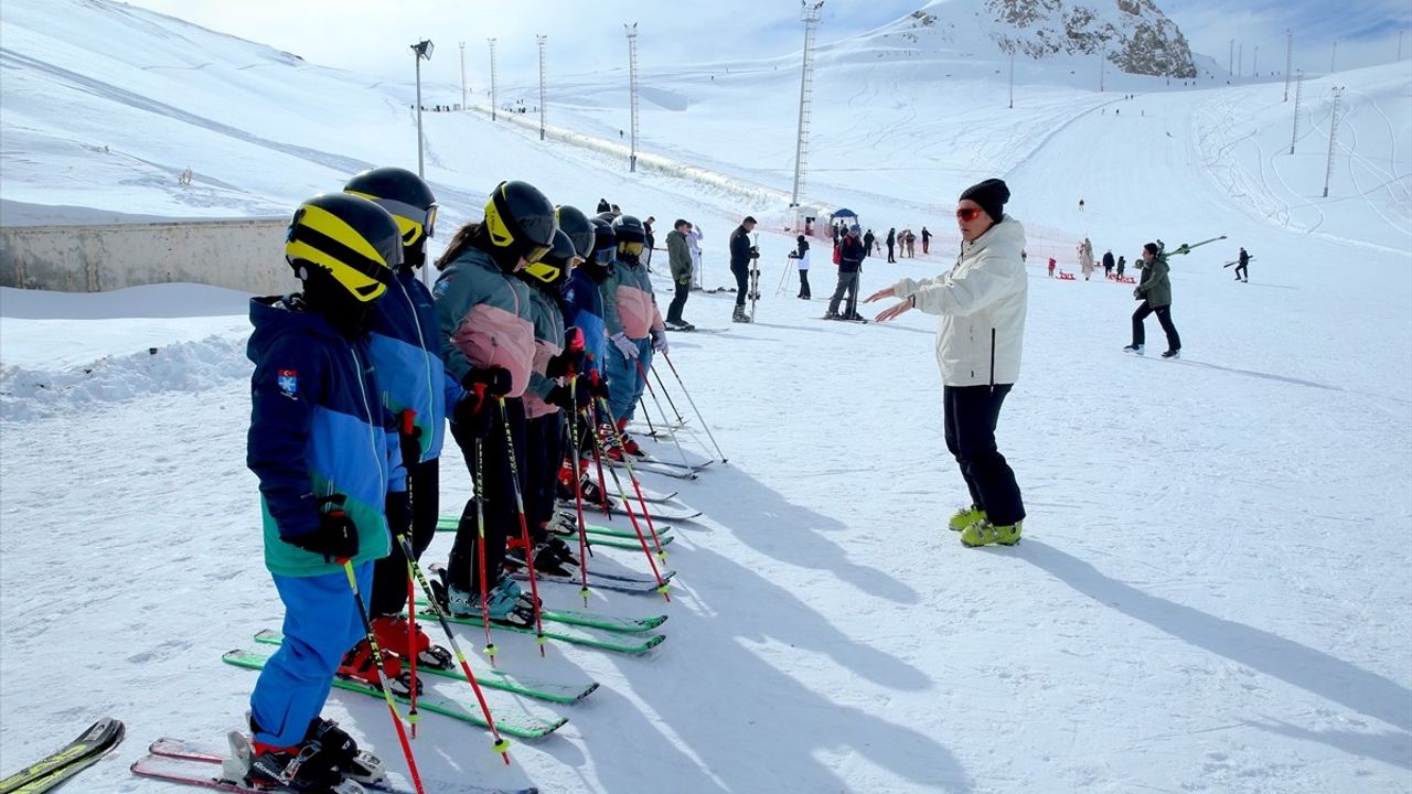 Hakkari'de Kadın Antrenörle Geleceğin Kayakçıları Yetişiyor