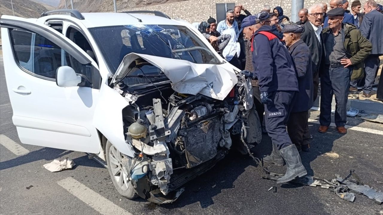 Hakkari'de Trafik Kazası: 9 Yaralı