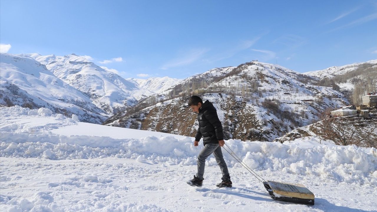 Hakkari'nin Kayalar Köyü'nde Tahta Kayak Eğlencesi