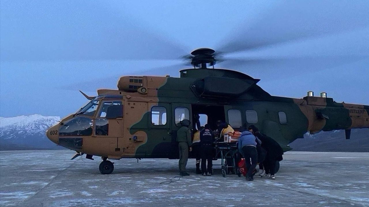 Hasta Bebek Hava Ambulanısıyla Hastaneye Ulaştırıldı