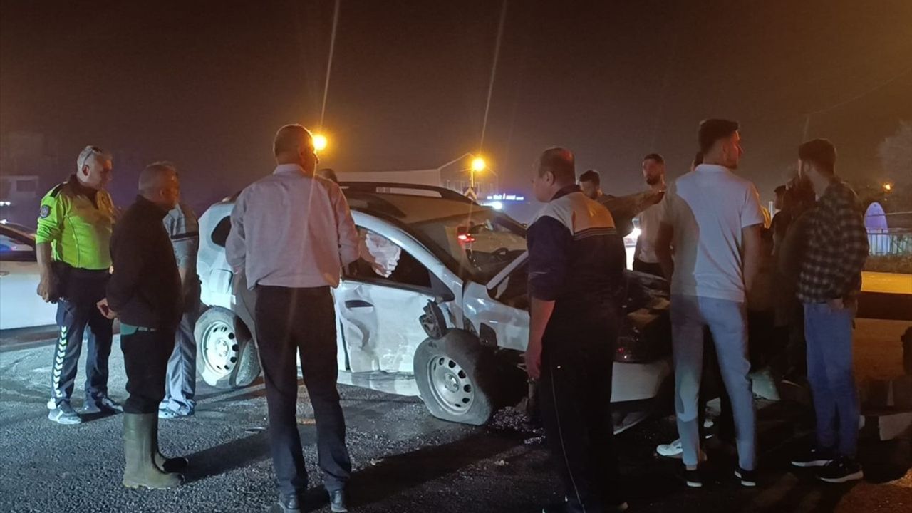 Hatay'da İki Otomobilin Çarpışması: 6 Yaralı