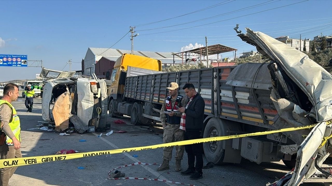 Hatay'da İşçi Servisi Tıra Çarptı