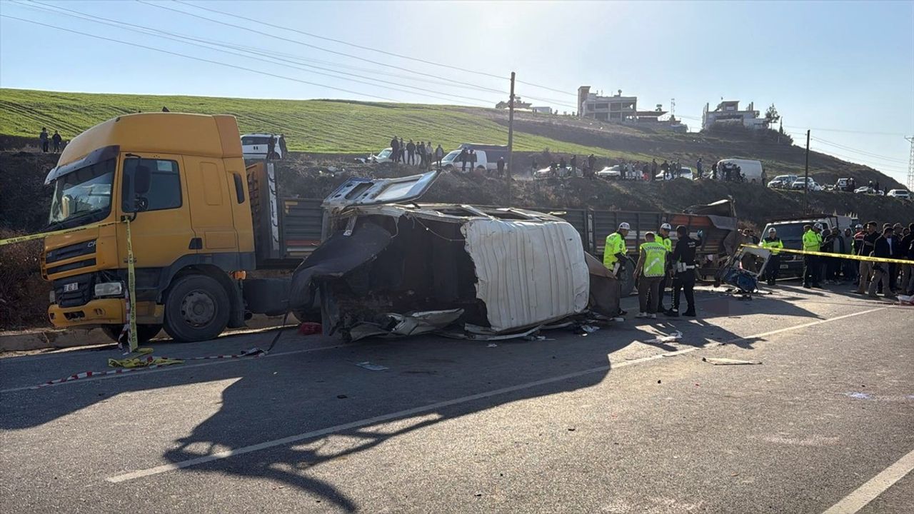 Hatay'da İşçi Servisi Trafik Kazası: 6 Ölü, 8 Yaralı