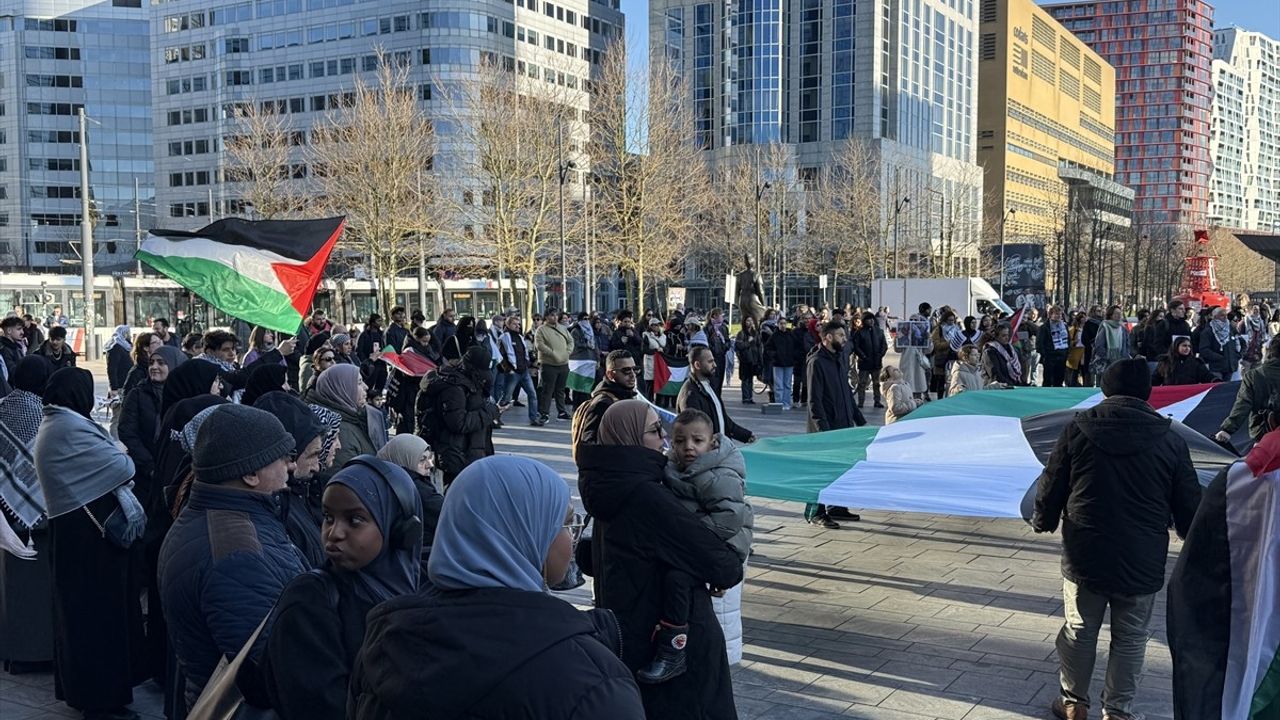 Hollanda'da İsrail'in Gazze Saldırıları Protesto Edildi