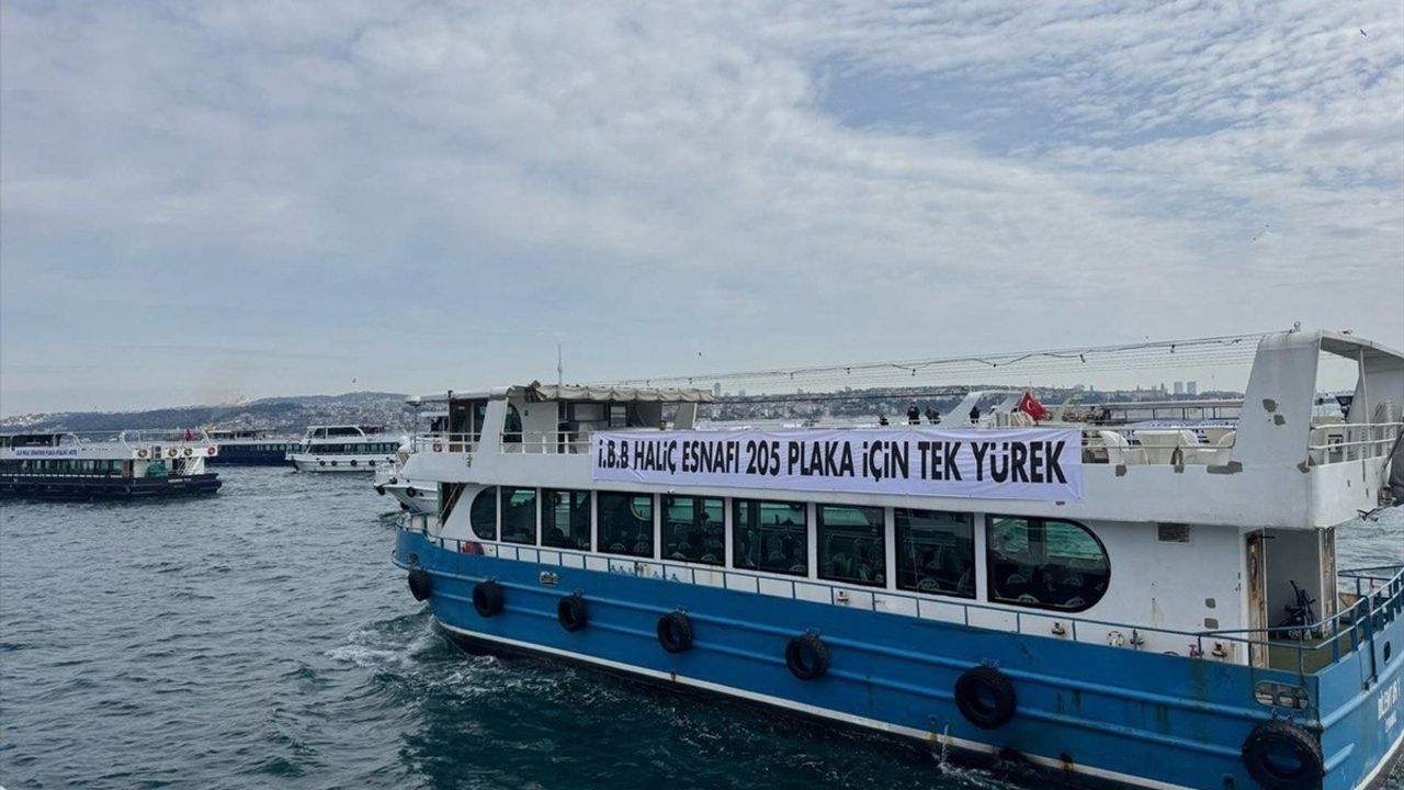 İstanbul Boğazı'nda Tekne İşletmecilerinin Protestosu