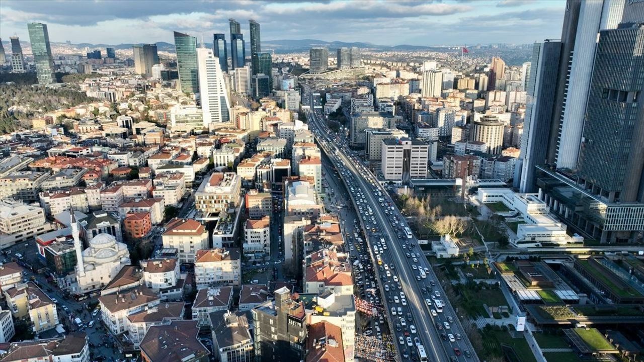 İstanbul'da Akşam Trafik Yoğunluğu Artış Gösteriyor