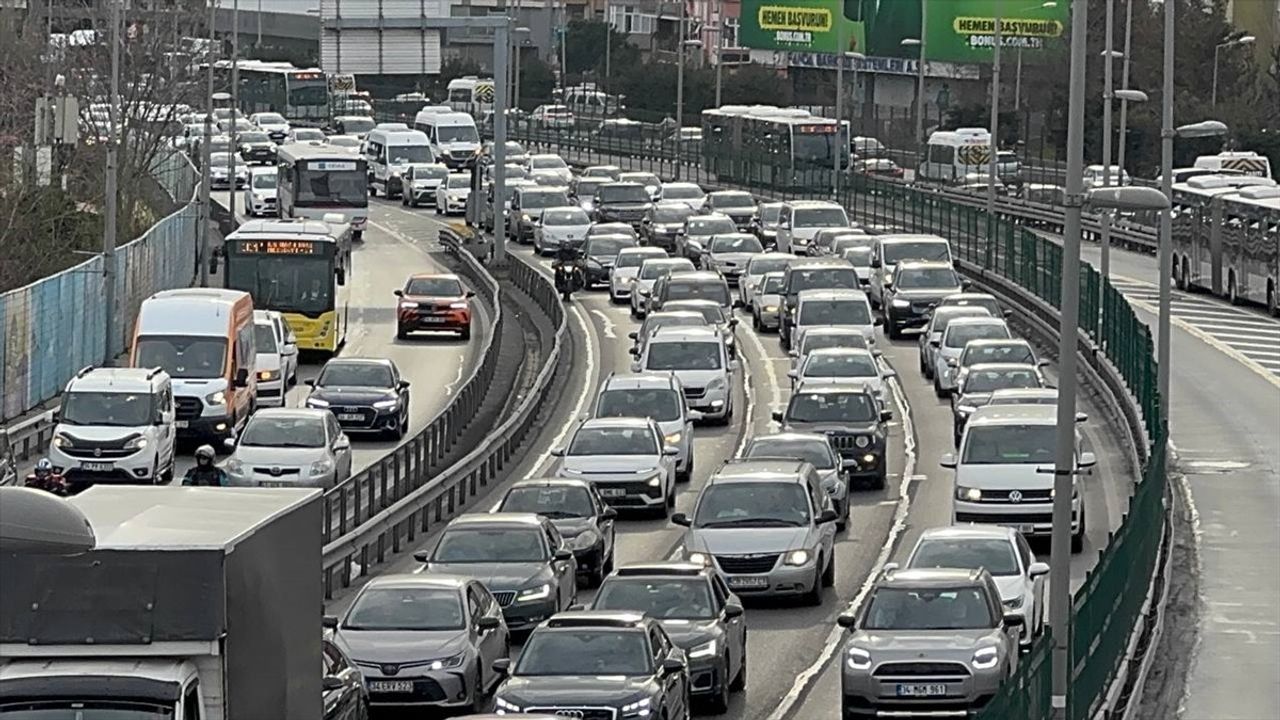 İstanbul'da Akşam Trafik Yoğunluğu Artıyor