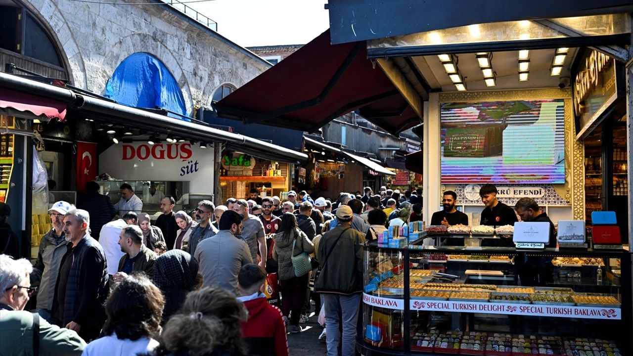 İstanbul'da Arife Gününde Bayram Alışverişi Yoğunluğu