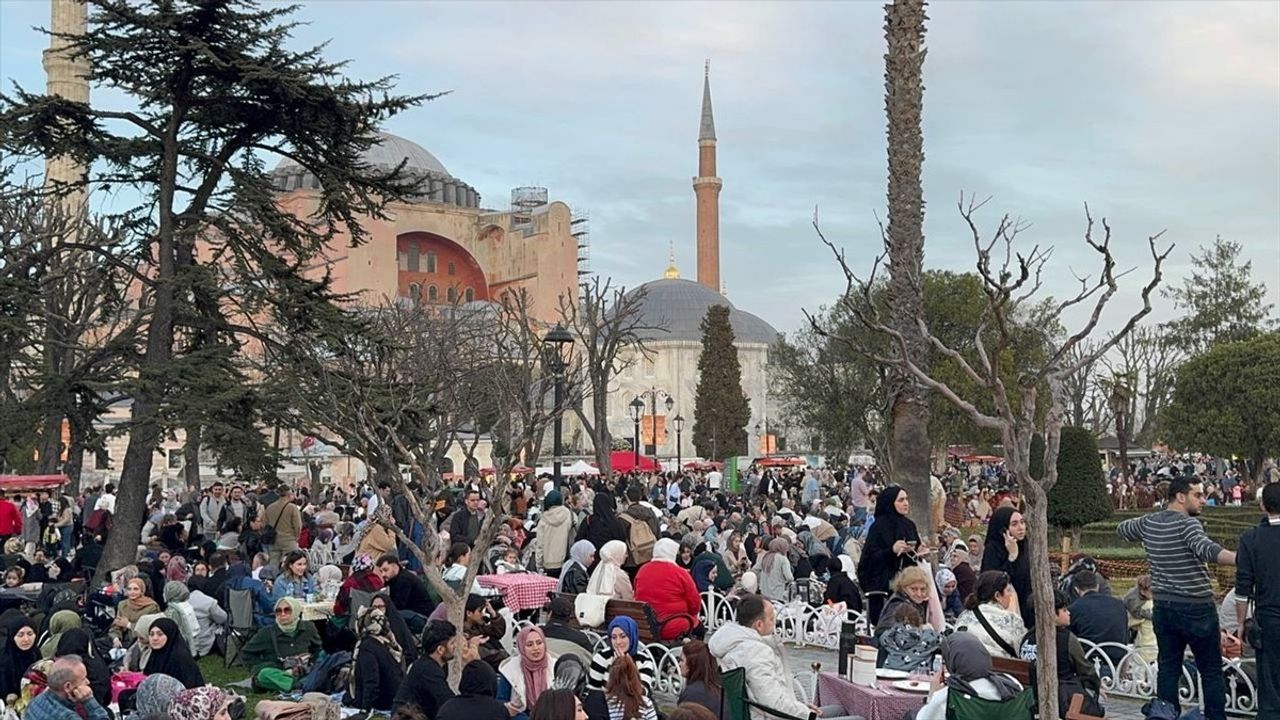 İstanbul'da Güzel Havada Açık Alanlarda İftar Keyfi