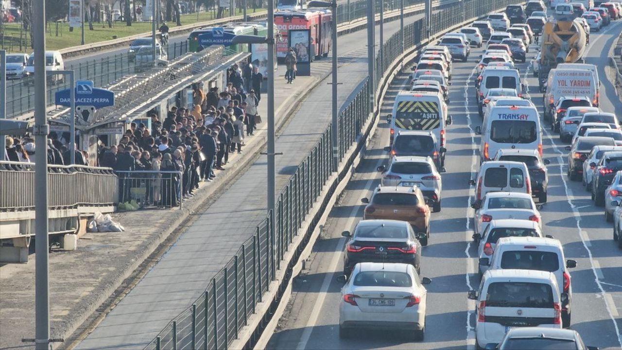 İstanbul'da İftar Vakti Trafik Yoğunluğu Yüzde 80'e Ulaştı