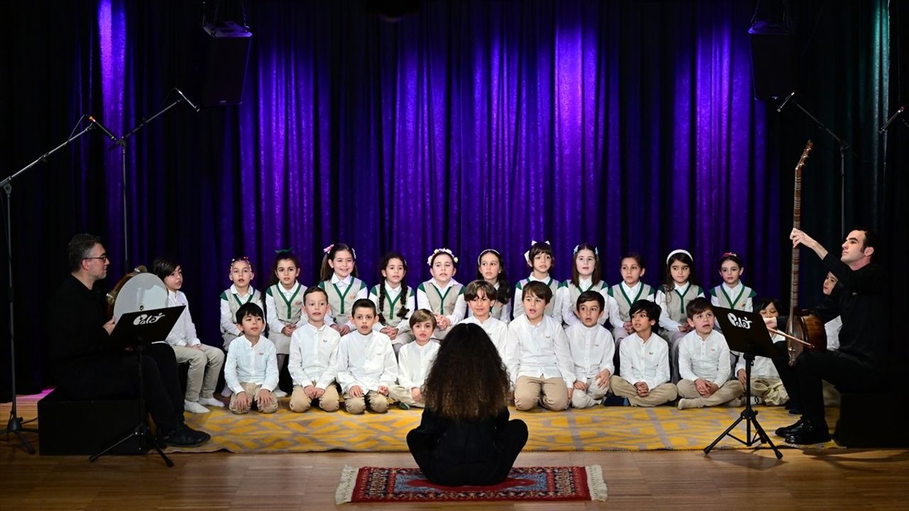 İstanbul'da Öğrencilerden Huzurevi Sakinlerine Anlamlı Konser