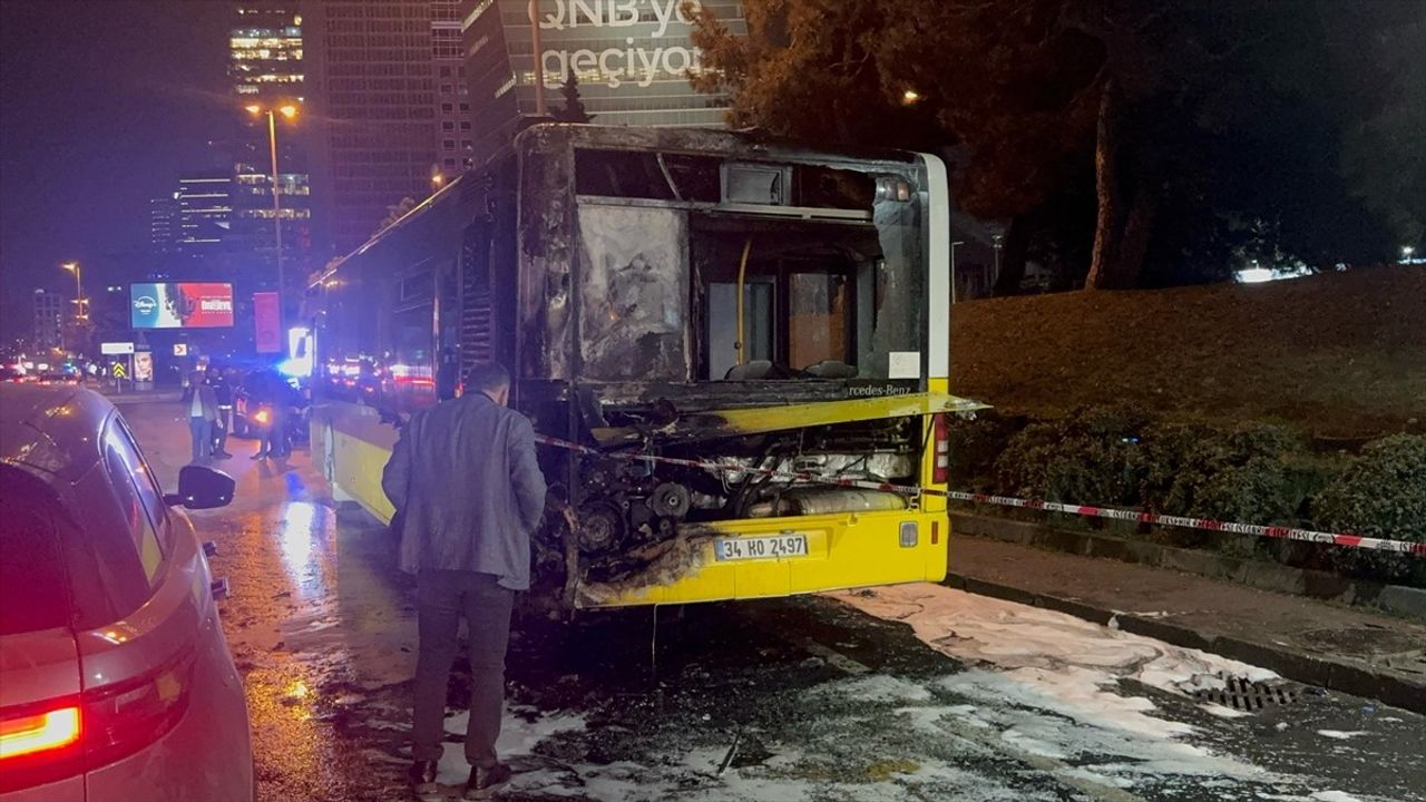 İstanbul'da Özel Halk Otobüsü Yangını: Araç Kullanılamaz Hale Geldi