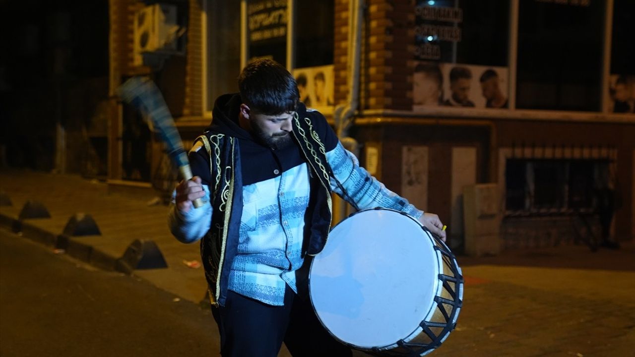 İstanbul'da Ramazan Davulcuları Sahur İçin Göreve Başladı