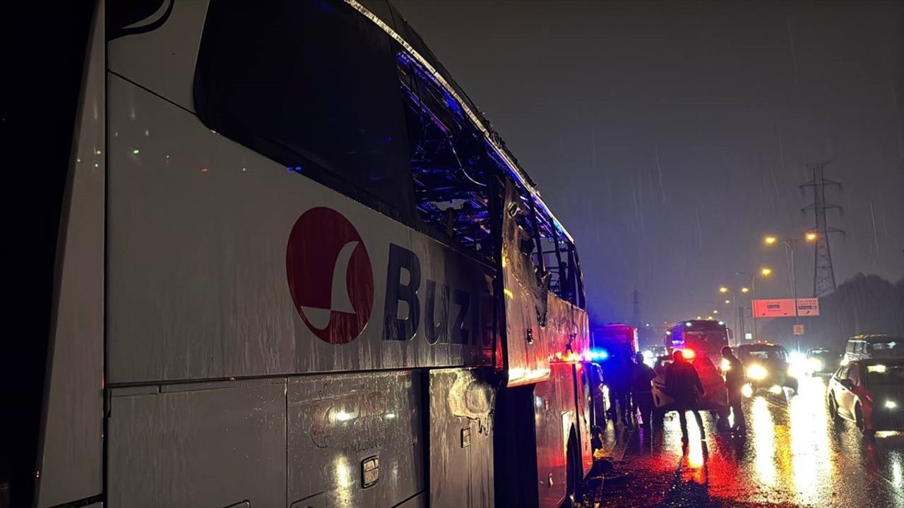 İstanbul'da Yolcu Otobüsünde Yangın Kontrol Altına Alındı