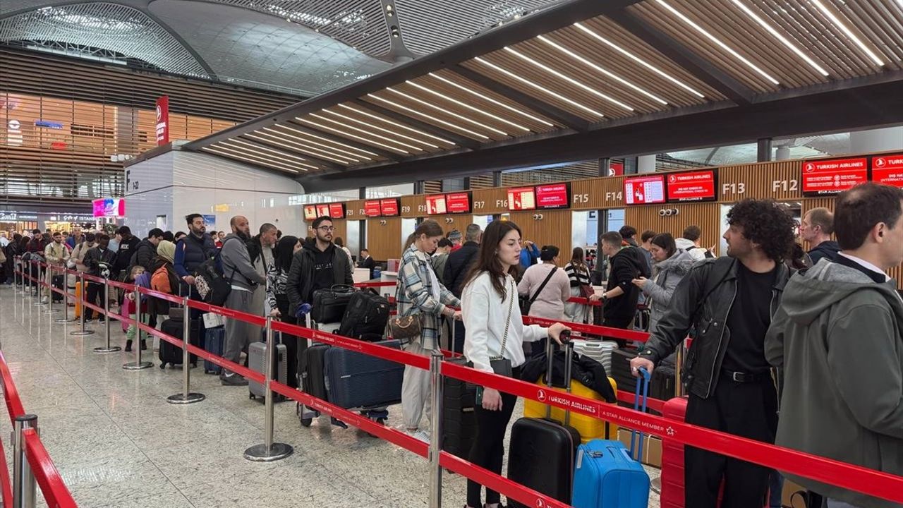 İstanbul Havalimanlarında Bayram Yoğunluğu Başladı