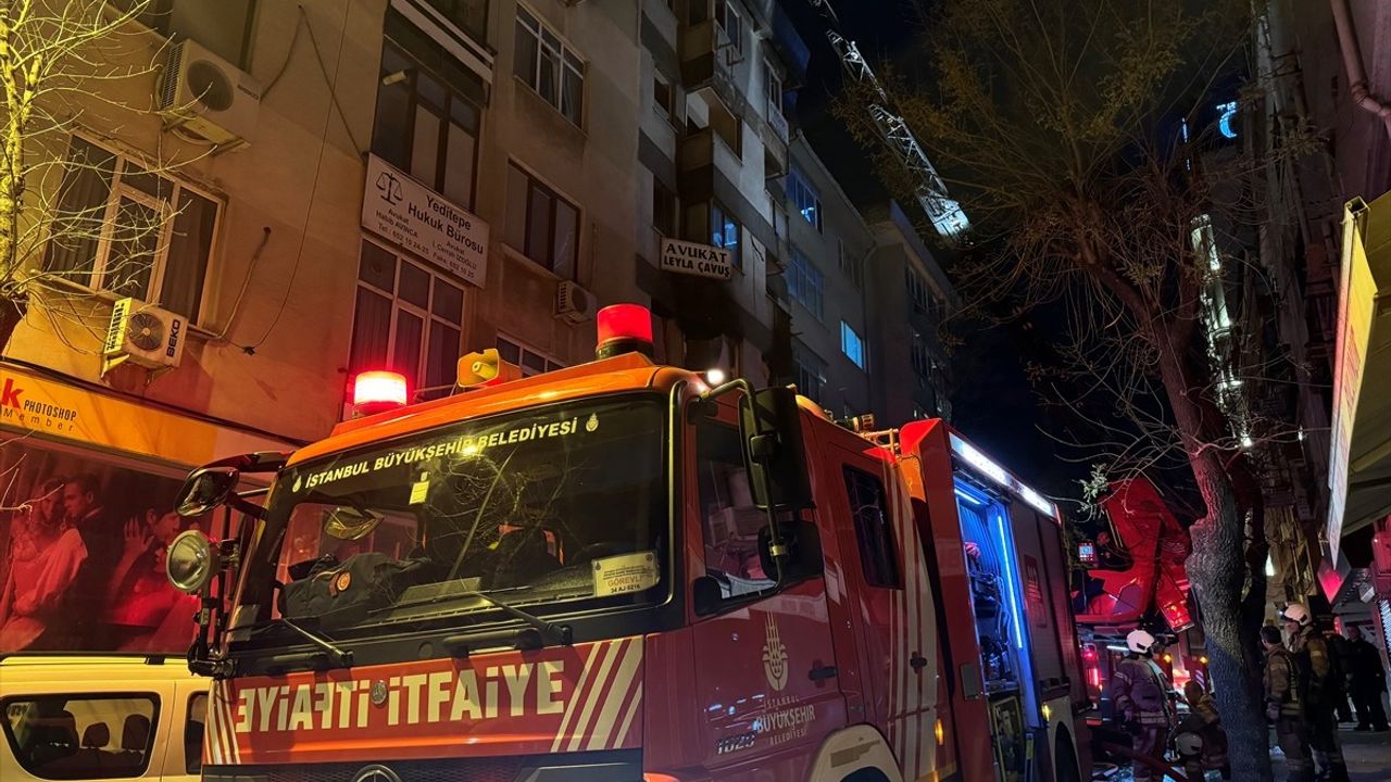 İstanbul Kartal'da Metruk Binada Yangın Çıktı