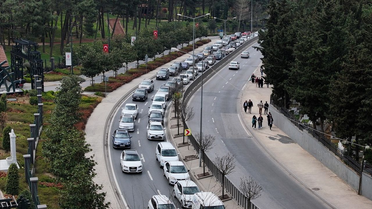 İstanbul Mezarlıklarında Bayram Yoğunluğu