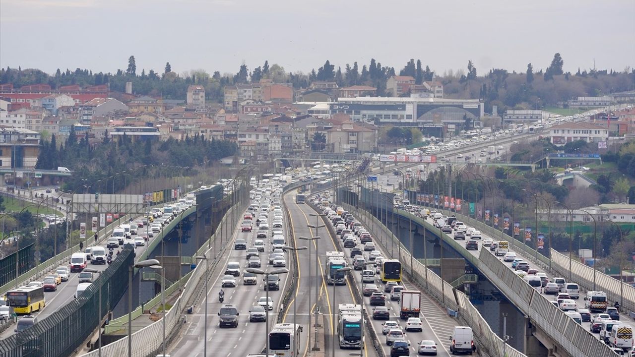 İstanbul Trafiğinde Yoğunluk Yüzde 81'i Geçti