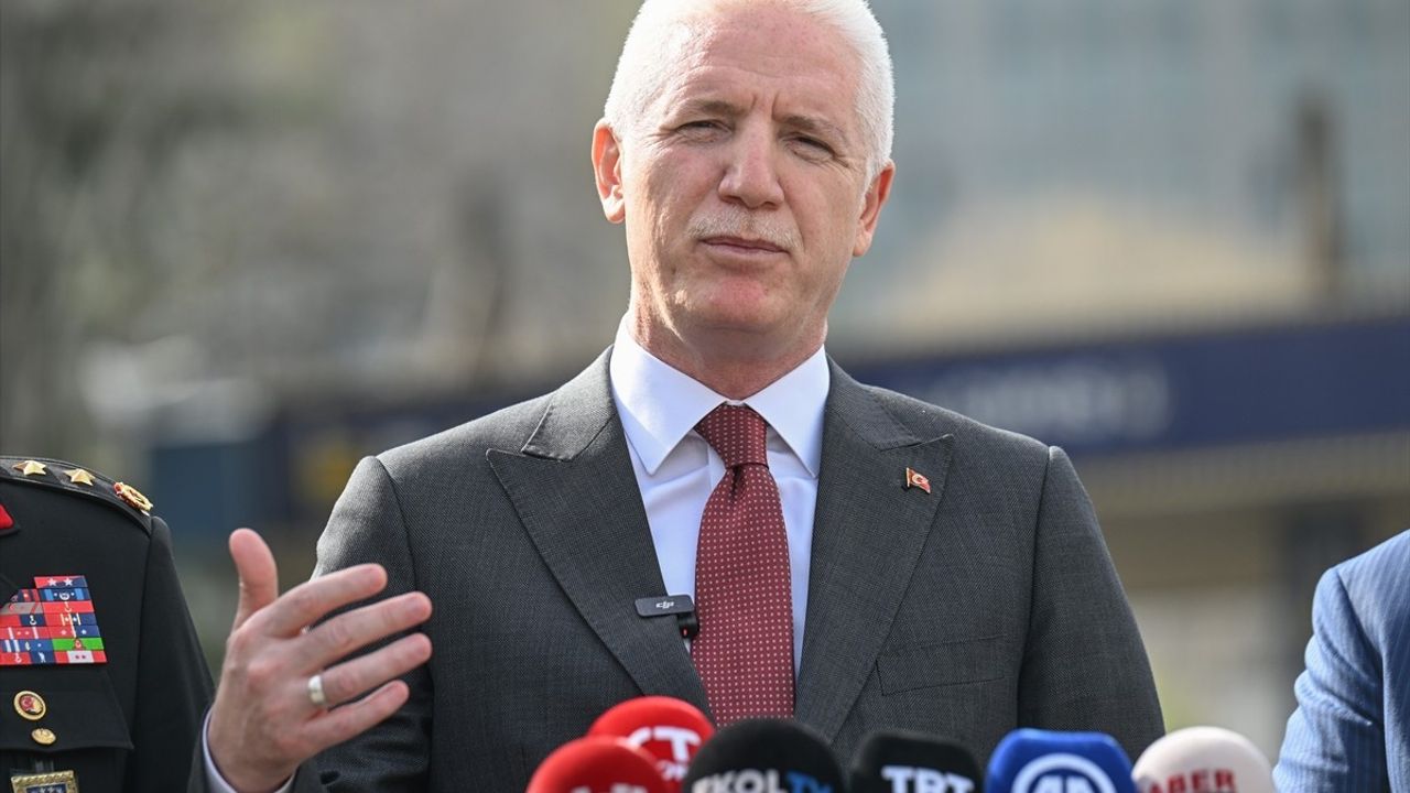 İstanbul Valisi Gül, Bayram Öncesi Otogardaki Polis Noktasını Ziyaret Etti