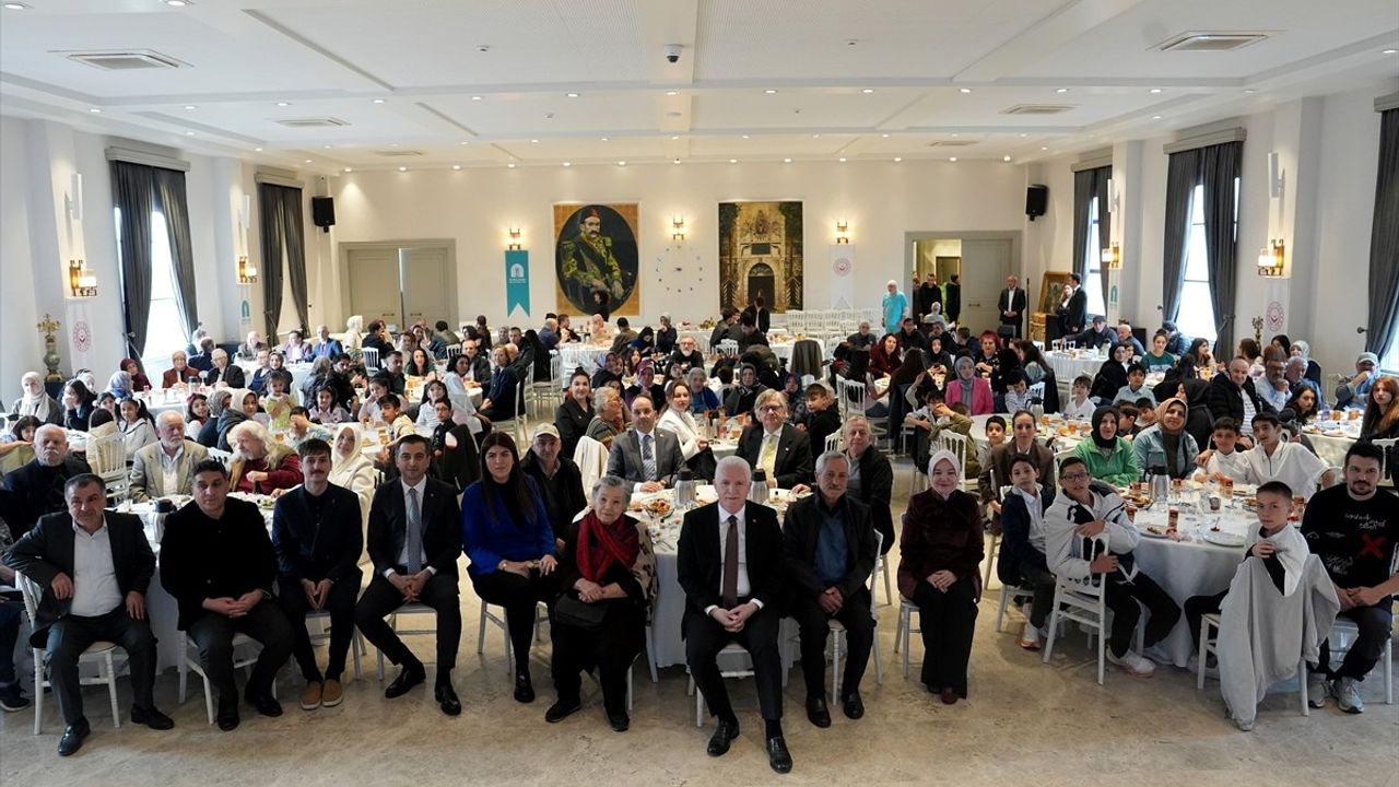 İstanbul Valisi Gül, Darülaceze'de Bayram Sevinci Paylaştı