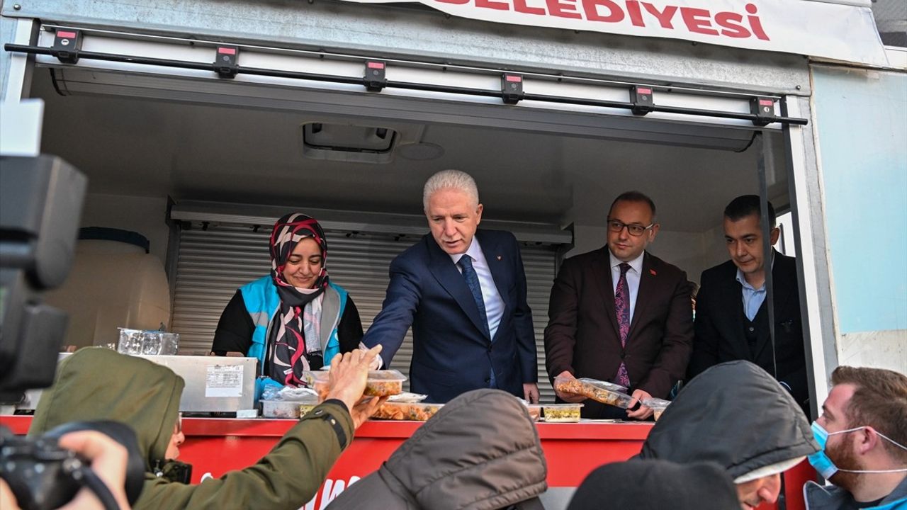 İstanbul Valisi Gül, Esenyurt'ta İftar Programına Katıldı