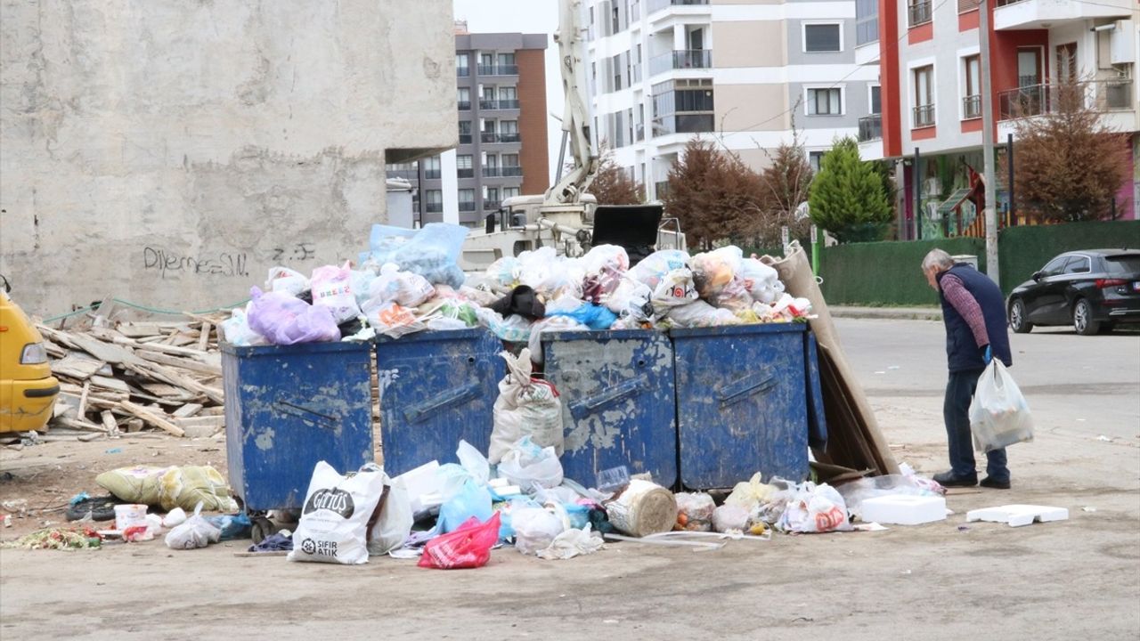 İzmir Buca'da İşçi Grevi Nedeniyle Çöp Problemi