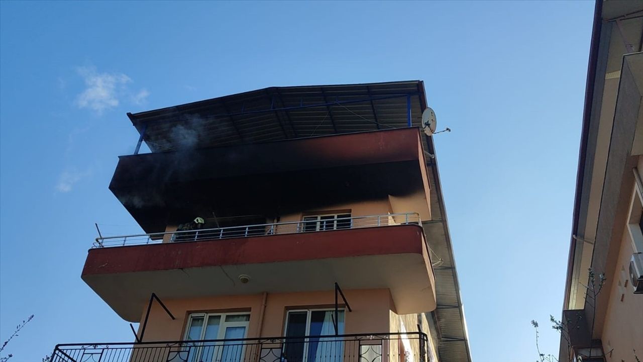 İzmir'de Ev Yangınında 3 Yaşındaki Çocuk Ağır Yaralandı