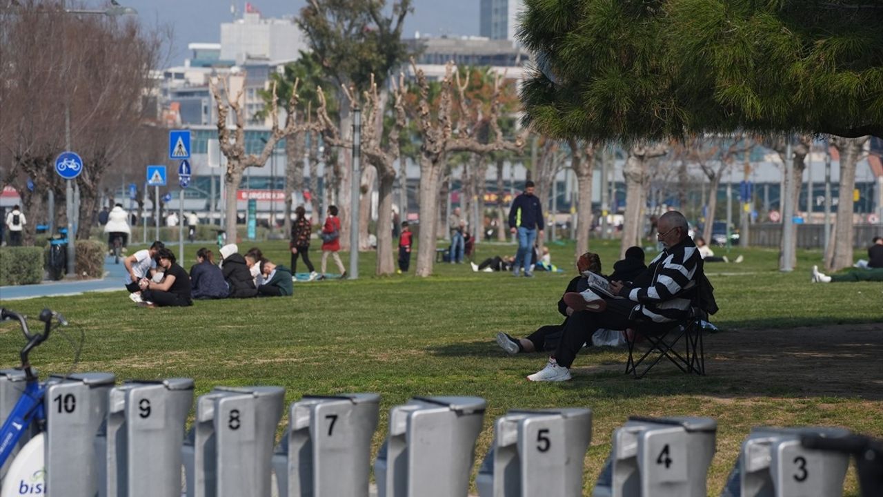 İzmir'de Güneşli Havada Açık Alanlarda Ramazan