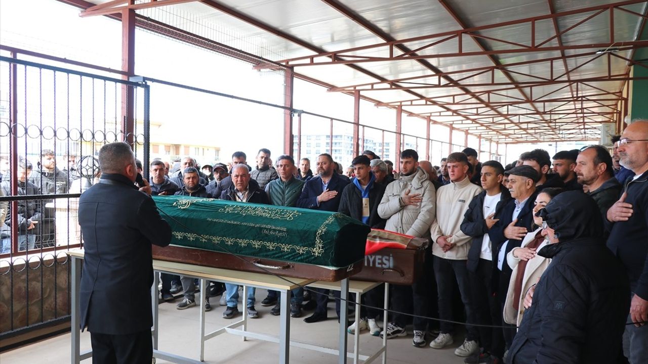 İzmir'de Rüzgarın Kurbanı: Baba ve Oğlu Hayatını Kaybetti