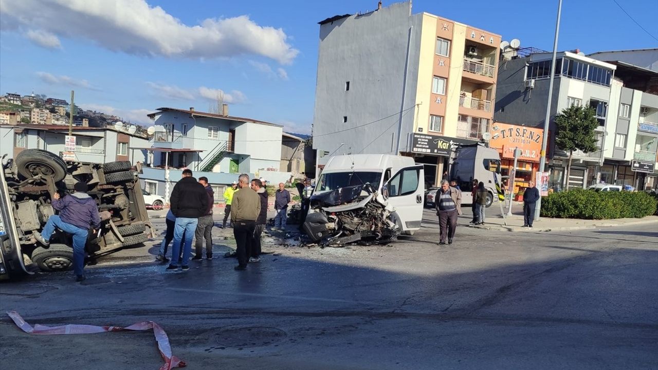 İzmir'de Üç Araçlı Trafik Kazası Görüntülendi